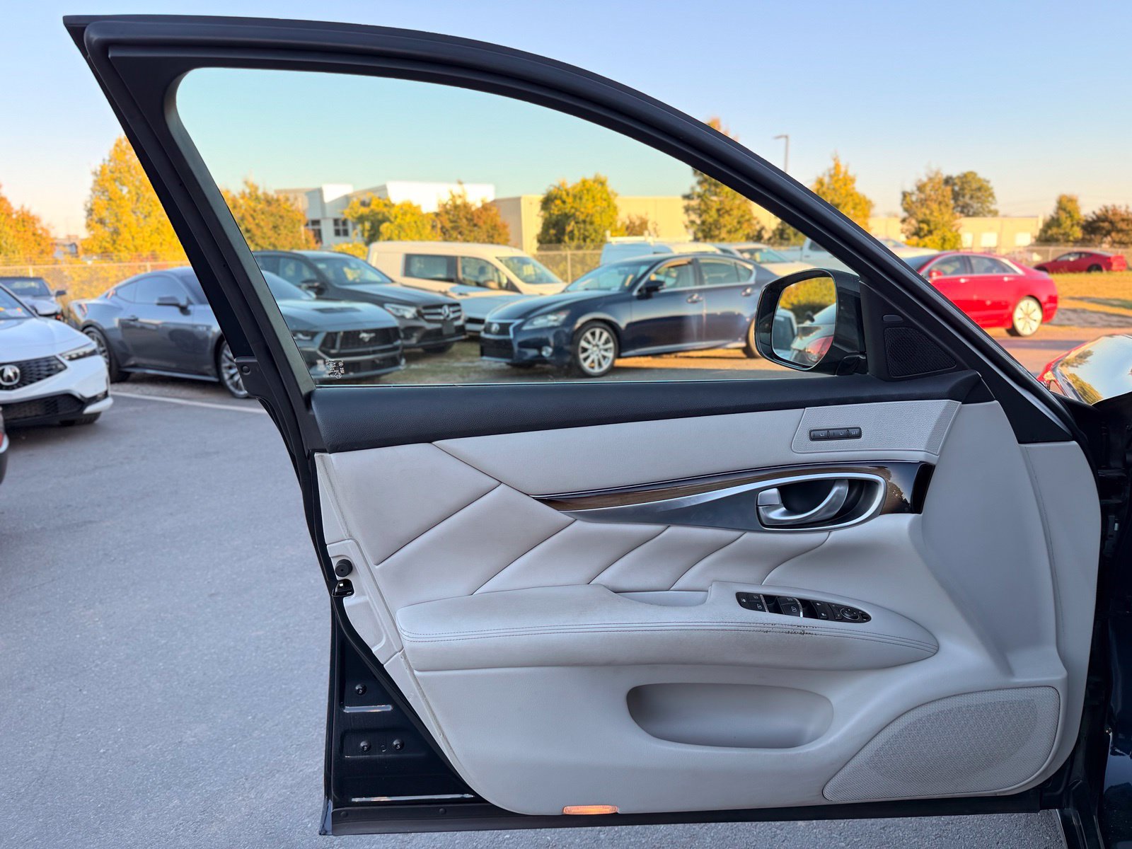 Used 2015 INFINITI Q70 L 3.7 w/ Deluxe Touring Package RWD image 14