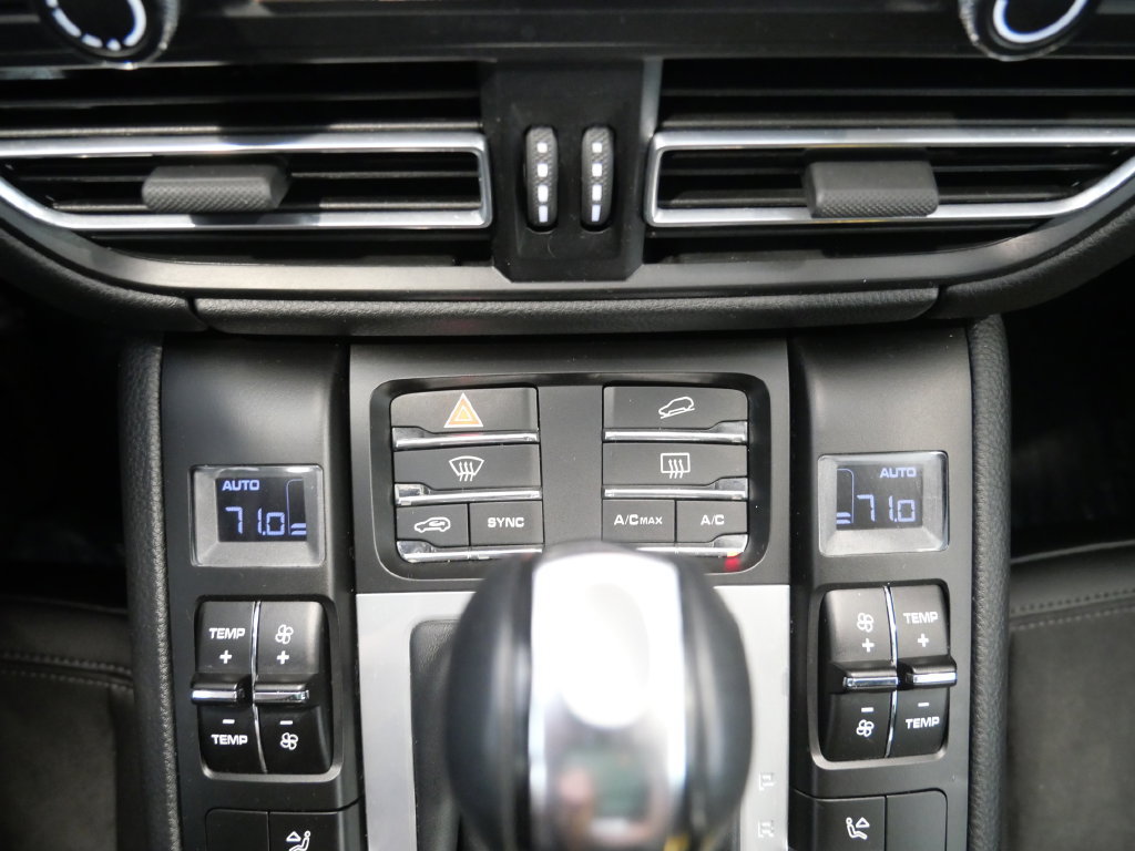 Used 2021 Porsche Macan AWD/4WD image 23
