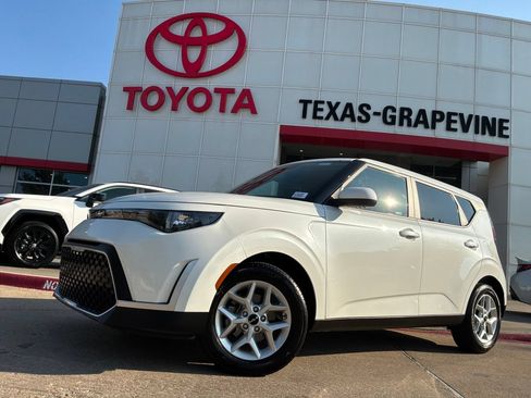 Used 2025 Kia Soul LX w/ LX Technology Package FWD image 2
