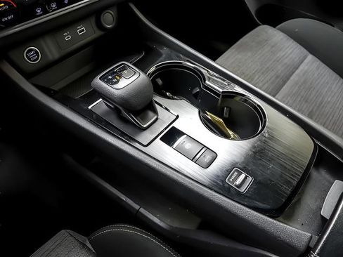 Used 2023 Nissan Rogue SV image 16