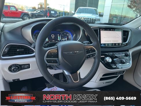 Used 2024 Chrysler Pacifica Touring-L image 6