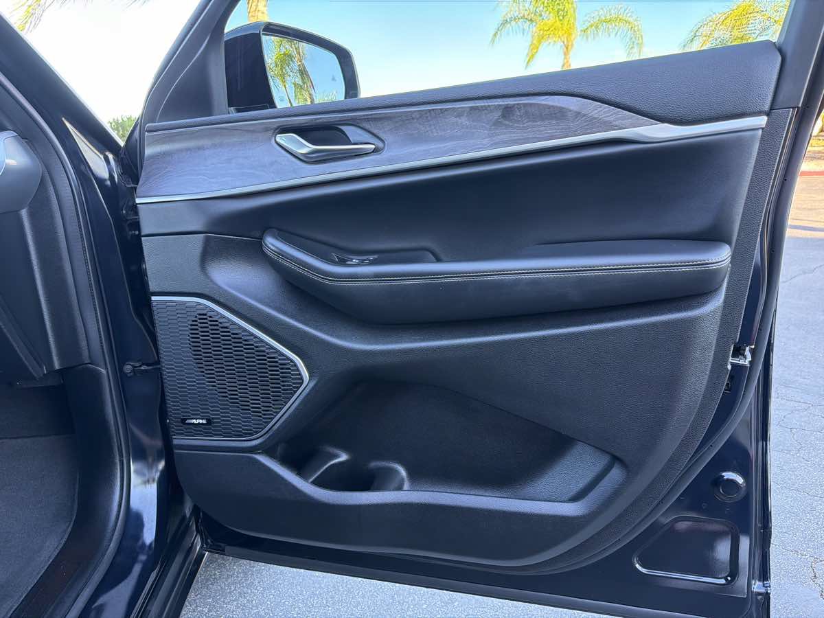 Used 2024 Jeep Grand Cherokee Limited w/ Black Appearance Package RWD image 41