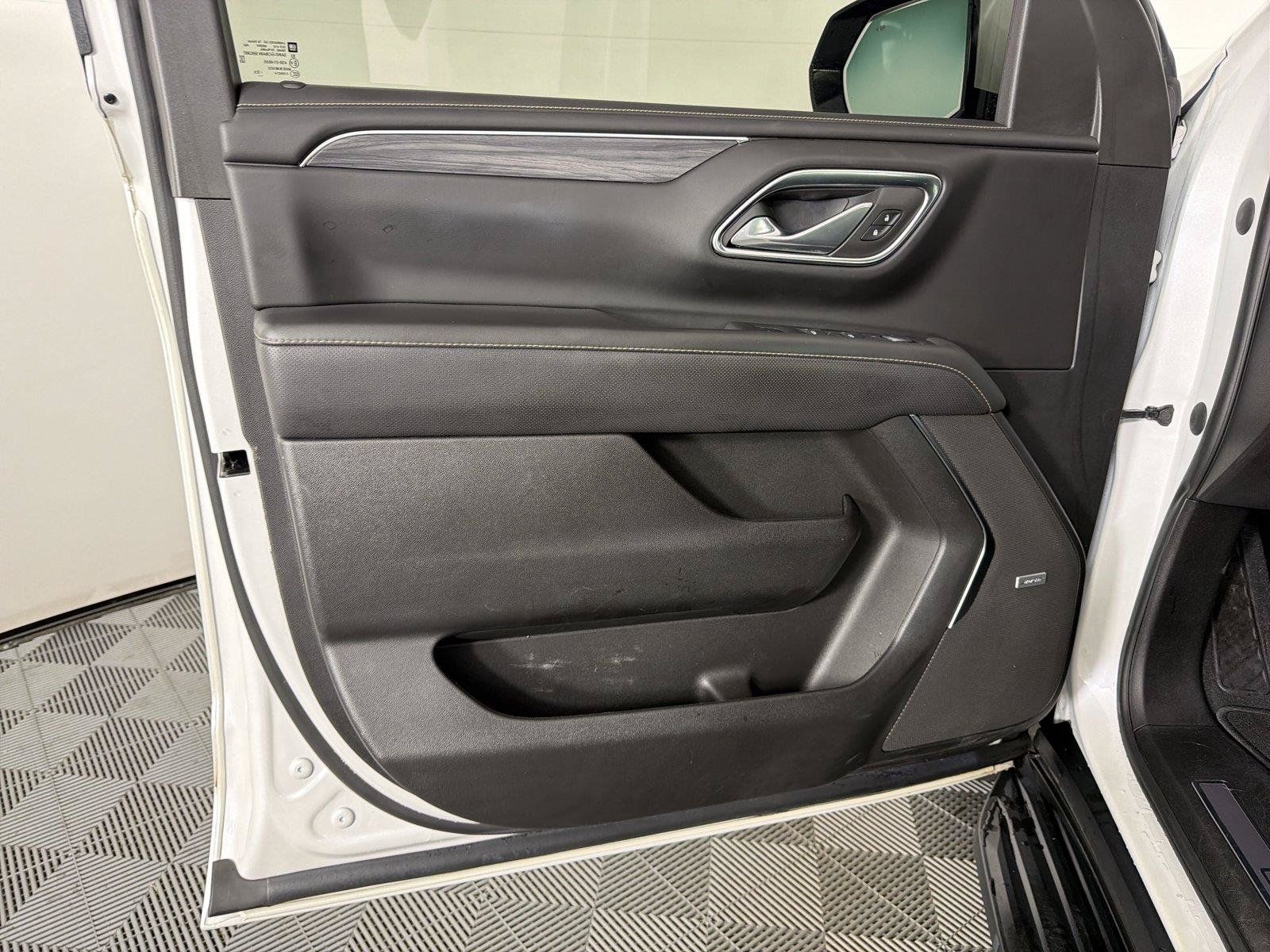 Used 2023 GMC Yukon XL SLT w/ SLT Premium Package AWD/4WD image 8