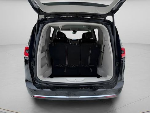 Used 2024 Chrysler Pacifica Touring-L FWD image 12