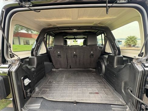 Used 2018 Jeep Wrangler Unlimited Sahara AWD/4WD image 18