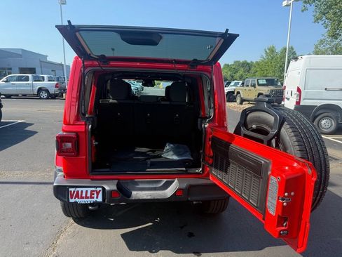 Used 2025 Jeep Wrangler Unlimited Sahara AWD/4WD image 50