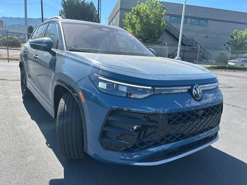 Used 2025 Volkswagen Tiguan SEL R-Line AWD/4WD image 2