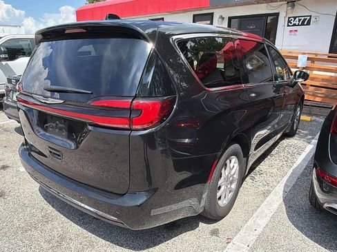 Used 2023 Chrysler Pacifica Touring-L FWD image 5
