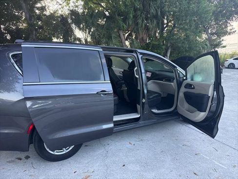 Used 2023 Chrysler Pacifica Touring-L FWD image 13