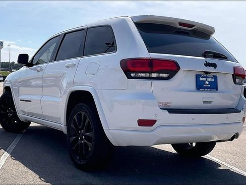 Used 2021 Jeep Grand Cherokee Laredo X RWD image 4