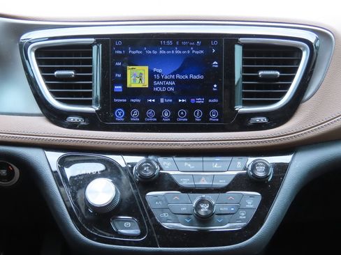 Used 2017 Chrysler Pacifica Limited w/ UConnect Theater Package FWD image 7
