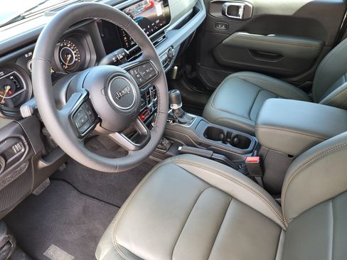 Used 2025 Jeep Gladiator Mojave w/ Convenience Group AWD/4WD image 10