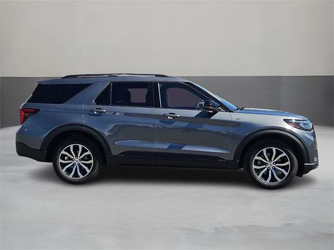 Used 2025 Ford Explorer ST-Line image 5