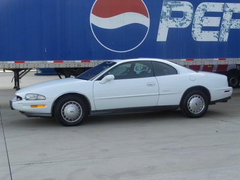 Used 1995 Buick Riviera Coupe image 2