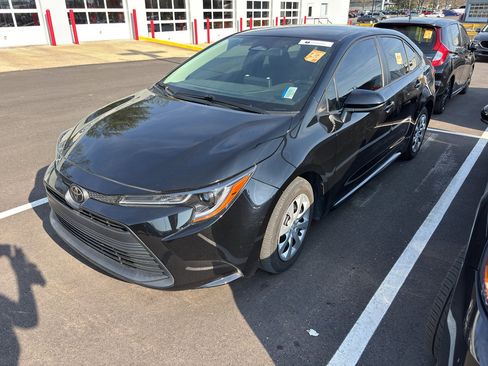 Used 2023 Toyota Corolla LE image 2