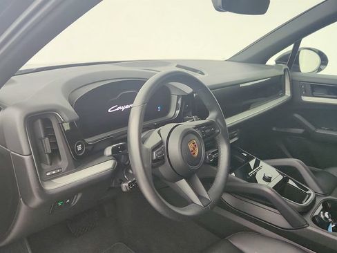 Used 2025 Porsche Cayenne AWD/4WD image 9