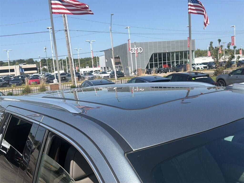 Used 2025 GMC Yukon Elevation w/ Elevation Premium Package AWD/4WD image 4