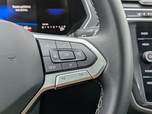 Used 2024 Volkswagen Tiguan SE w/ Panoramic Sunroof Package image 16