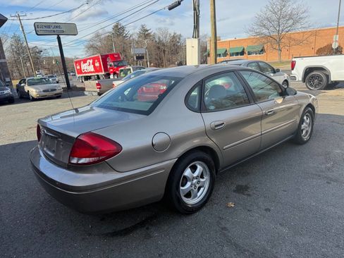 Used 2005 Ford Taurus SE image 4