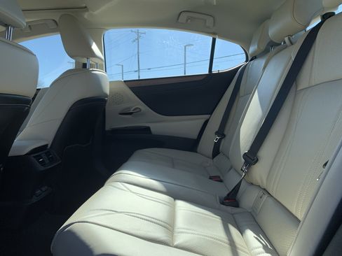 Certified 2025 Lexus ES 300h w/ Luxury Package image 32