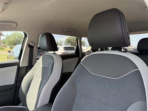 Used 2025 Volkswagen Taos SE image 10