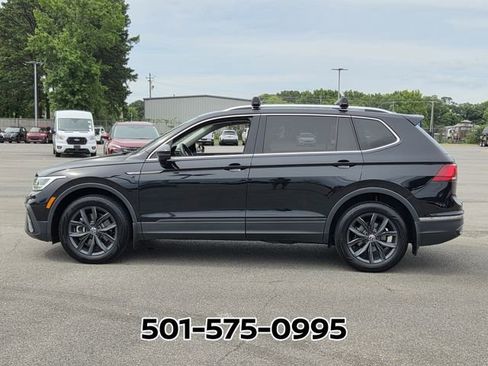 Used 2024 Volkswagen Tiguan SE w/ Panoramic Sunroof Package FWD image 2