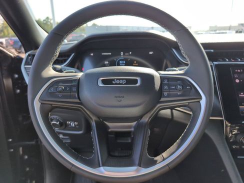 Used 2025 Jeep Grand Cherokee Altitude RWD image 30