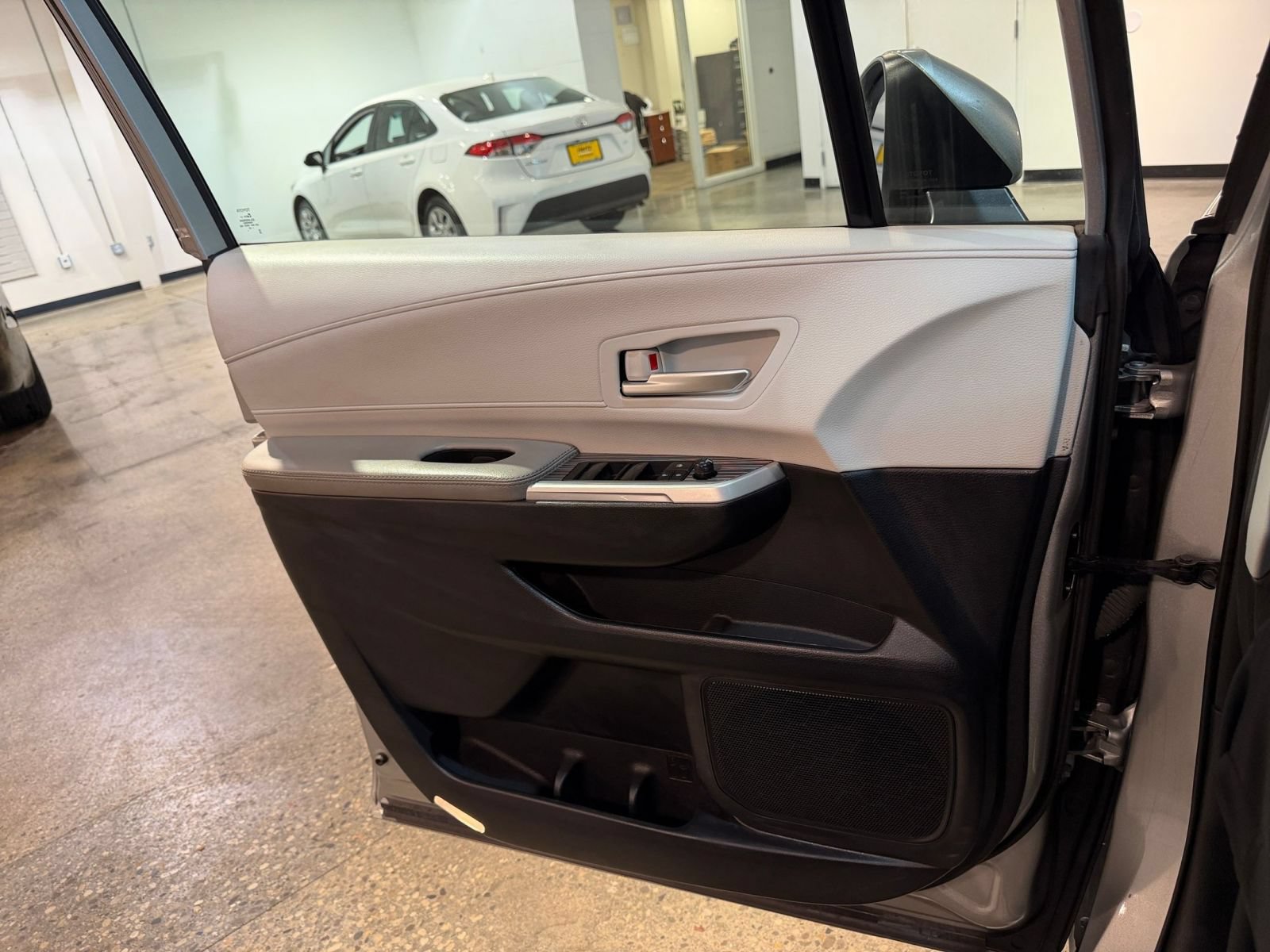 Used 2025 Toyota Sienna XLE FWD image 18