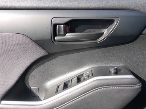 Used 2024 Toyota Highlander LE image 11