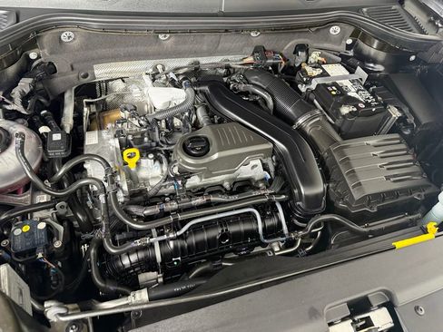 Used 2025 Volkswagen Taos SE image 32