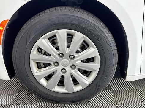 Used 2020 Chrysler Voyager L FWD image 36