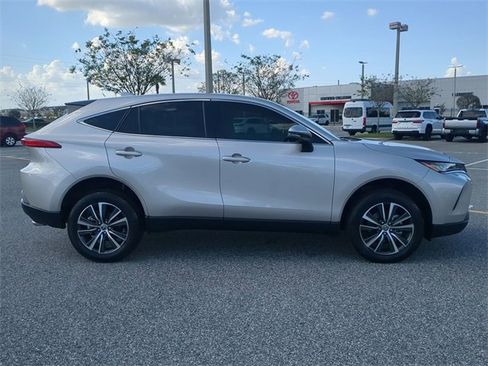 Certified 2022 Toyota Venza LE image 3