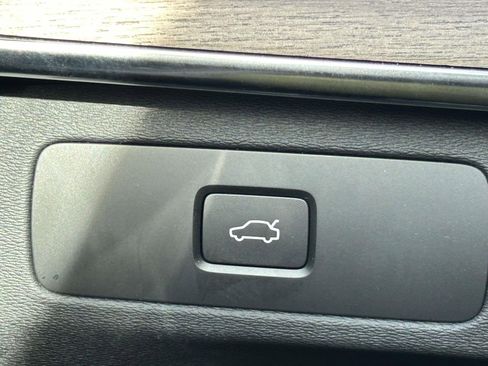 Certified 2025 Volvo XC90 B6 Plus image 22