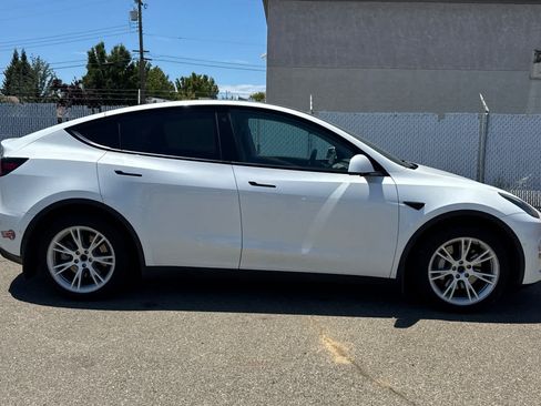 Used 2022 Tesla Model Y Long Range AWD/4WD image 5