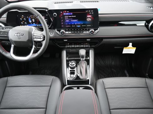 Used 2025 Chevrolet Colorado Z71 w/ Technology Package image 3