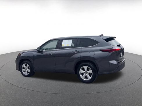 Used 2025 Toyota Highlander LE image 10