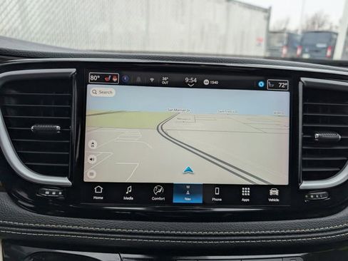 Used 2024 Chrysler Pacifica Limited image 4