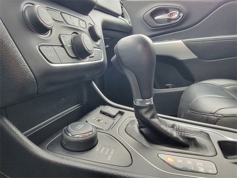 Certified 2022 Jeep Cherokee Latitude w/ Sun & Sound Group image 30