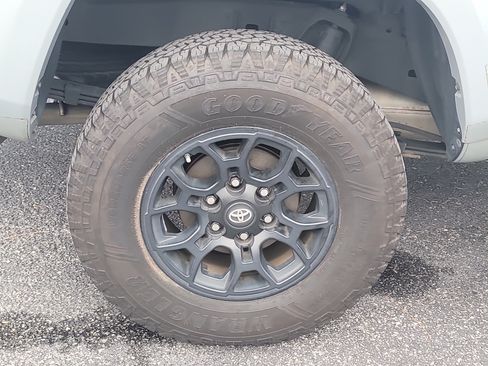 Used 2020 Toyota Tacoma SR5 RWD image 10