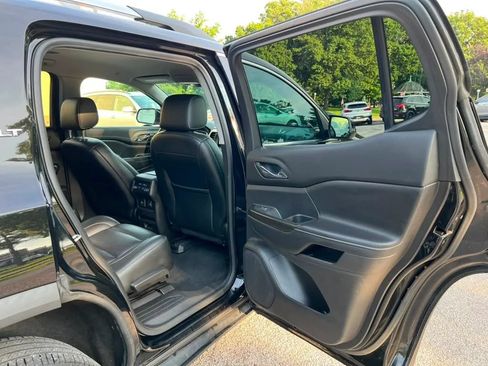 Used 2019 GMC Acadia SLT w/ LPO, Cargo Package AWD/4WD image 16
