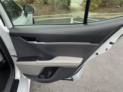 Used 2024 Toyota Camry SE image 11