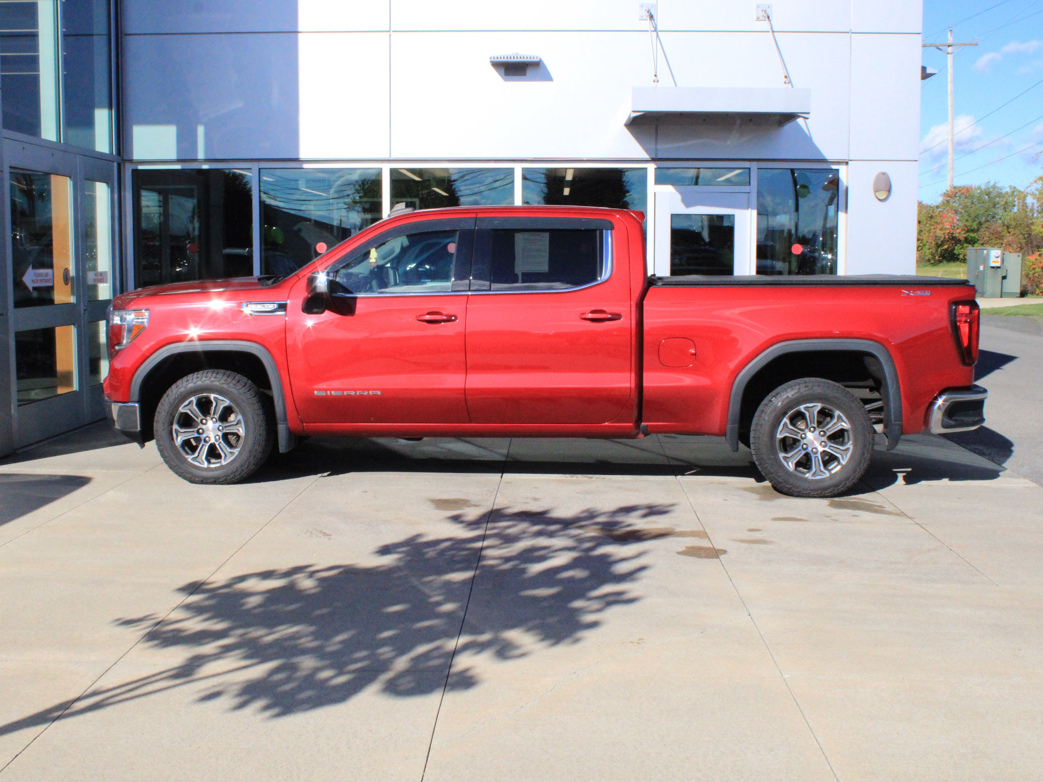 Used 2020 GMC Sierra 1500 SLE w/ SLE Value Package AWD/4WD image 5