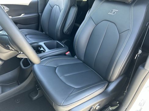 New 2026 Chrysler Pacifica Select w/ S Appearance Package FWD image 18