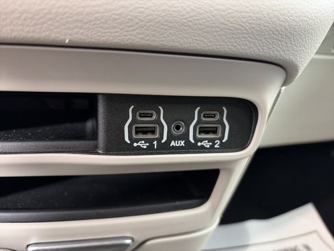 Used 2024 Chrysler Pacifica Touring-L image 24