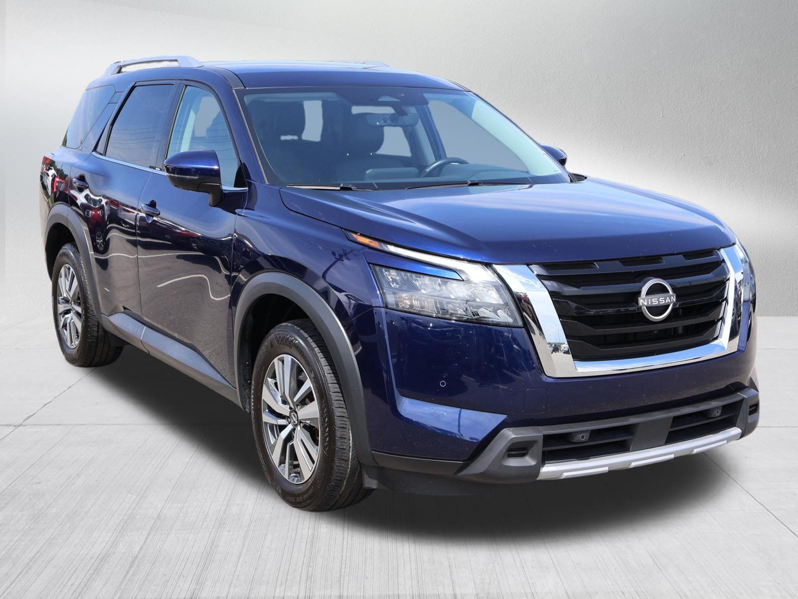 Used 2025 Nissan Pathfinder SL AWD/4WD image 2