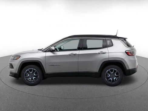 Used 2025 Jeep Compass Trailhawk AWD/4WD image 4