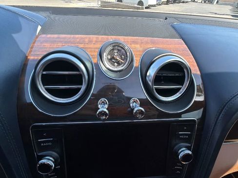 Used 2019 Bentley Bentayga AWD/4WD image 20