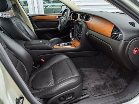 Used 2006 Jaguar XJ Vanden Plas Super V8 Portfolio RWD image 47