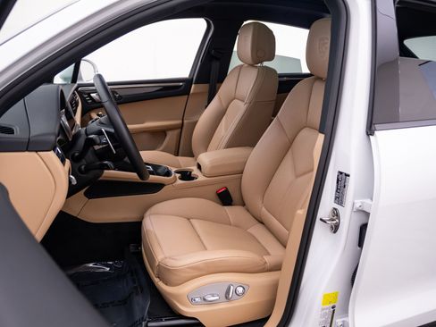 Certified 2026 Porsche Macan AWD/4WD image 5