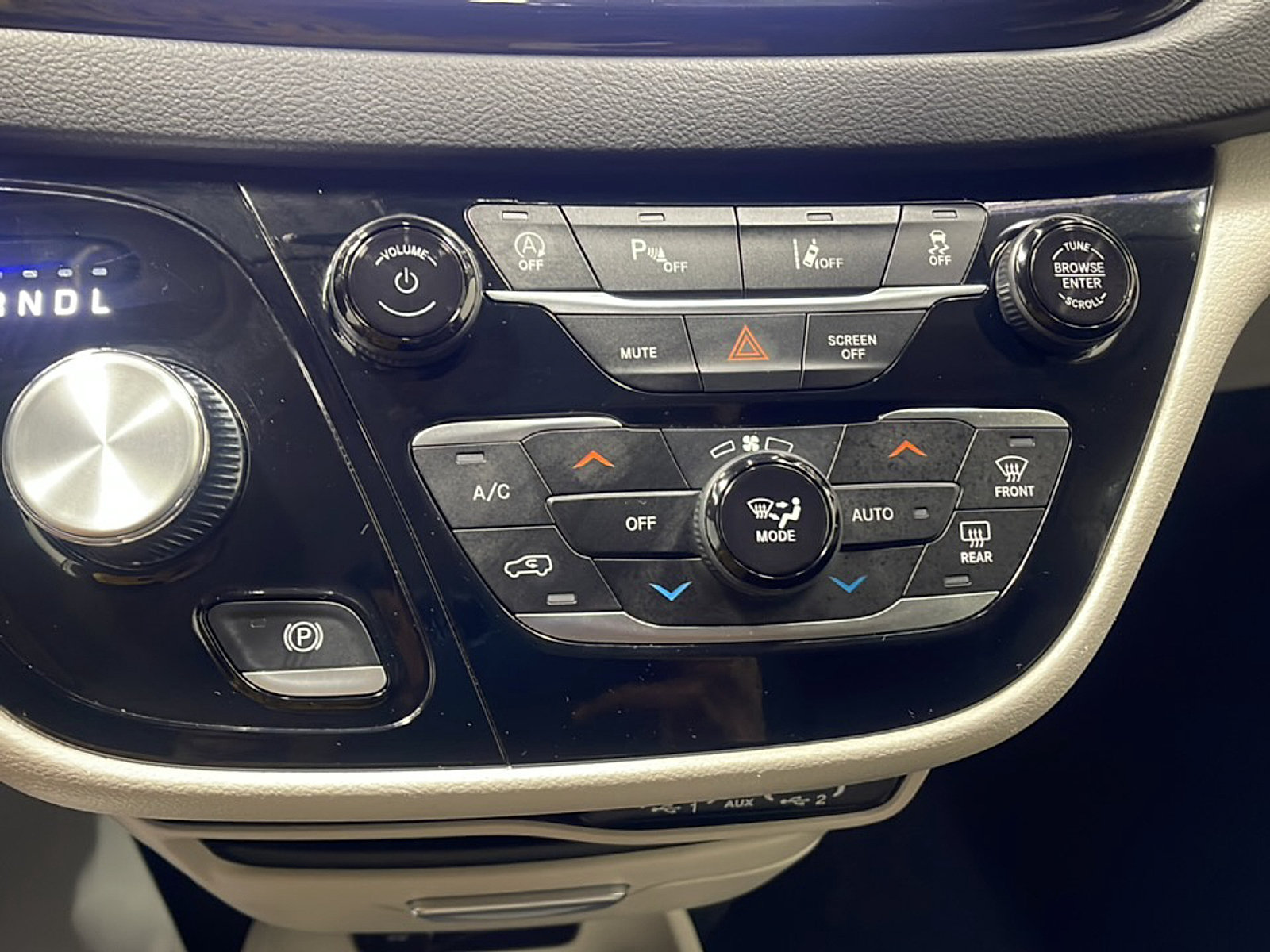 Used 2024 Chrysler Pacifica Touring-L FWD image 10